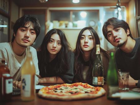 ピザパーティをする若者達 ピザパーティをする若者達の写真