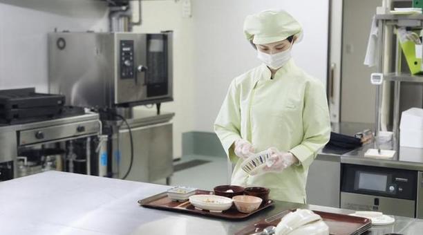 介護食を用意するアジア人調理師 介護食を用意するアジア人調理師 介護職,刻み食,調理師の写真素材