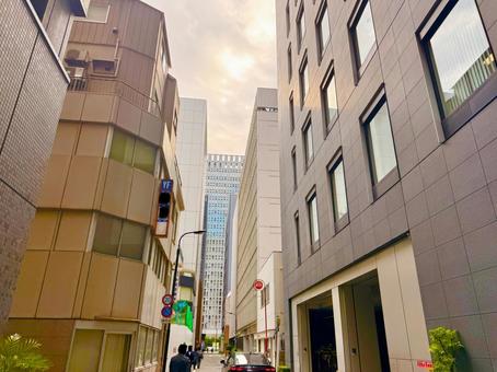 京橋の裏路地のビル群 空,スカイライン,ビジネスの写真素材