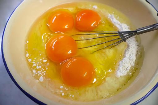ボウルに入った小麦粉と卵 調理イメージ ボウルに入った小麦粉と卵 調理イメージ 小麦粉,卵,ホットケーキミックスの写真素材