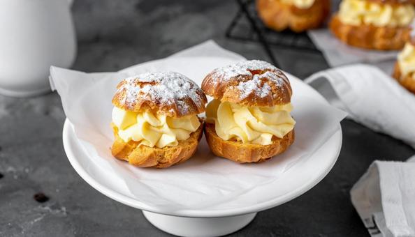 クリームたっぷりのシュークリーム クリームたっぷりのシュークリームの写真