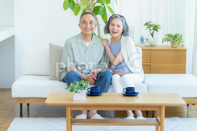 リビングでくつろぐシニア夫婦 シニア,夫婦,笑顔の写真素材