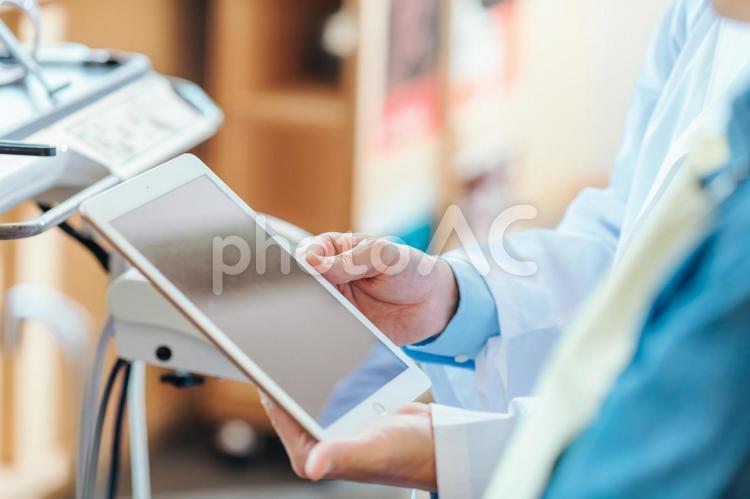 モニターで説明する医師 歯医者,歯科医院,モニターの写真素材