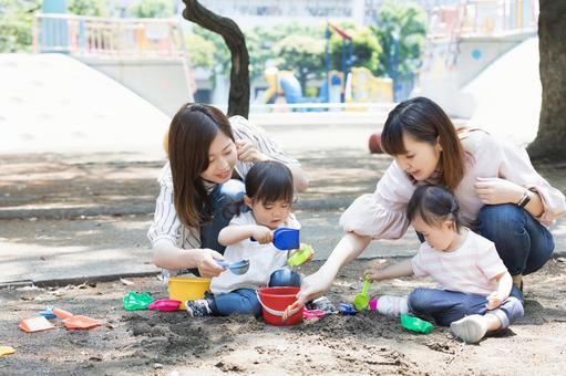 ママ友 母親 育児 ママ友 母親 育児 ママ友,公園,砂場の写真素材