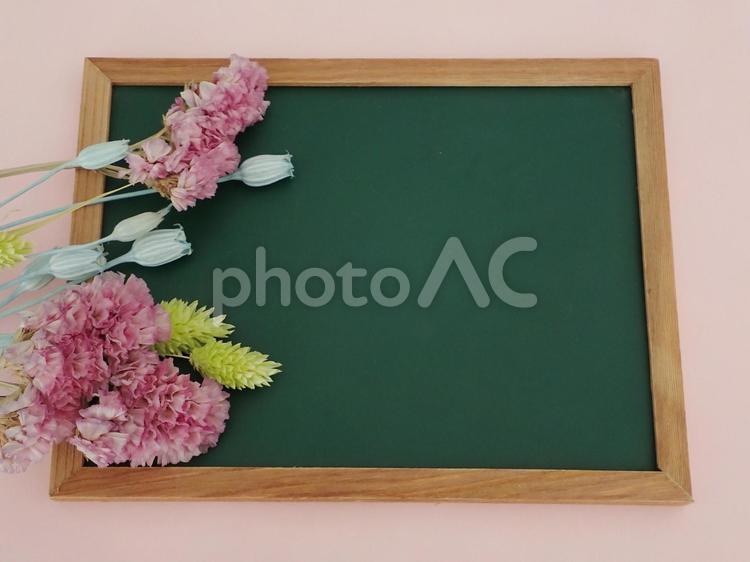 黒板のフレームに可愛い花、背景素材 黒板,フレーム,花の写真素材