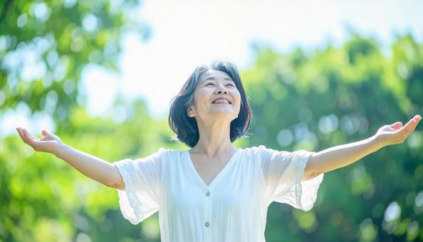 健康的な女性深呼吸の写真