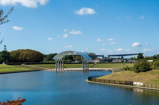 晴天の青空と青い湖、公園の美しいオブジェ 晴天の青空と青い湖、公園の美しいオブジェ 人物なし,屋外,自然の写真素材