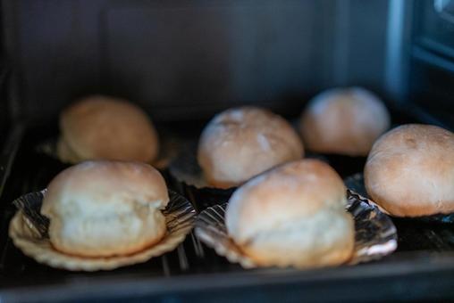 オーブンで焼かれる手作りパン パン,焼き立て,手作りの写真素材