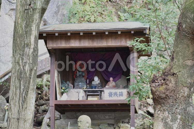 千仏鍾乳洞へ続く道　脇のお堂と滝 雪,平尾台,カルスト地形の写真素材