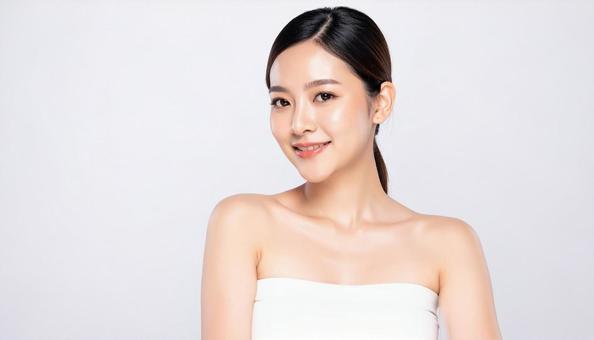 韓国風のスキンケアをする女性 韓国風のスキンケアをする女性の写真