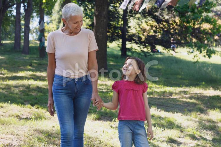 孫と手をつなぐ祖母 高齢者,祖母,孫の写真素材