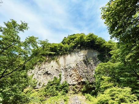 がんだて公園の岩壁と緑あふれる森林の風景 がんだて公園の岩壁と緑あふれる森林の風景 岩壁,岩石,岩の写真素材