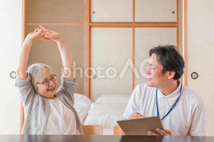 元気な高齢者女性と男性スタッフ（笑顔） 高齢者,介護,在宅介護の写真素材