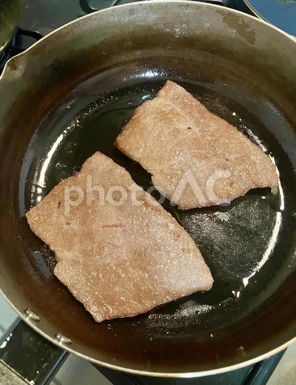 鉄のフライパンでステーキを焼く 料理,ステーキ,フライパンの写真素材