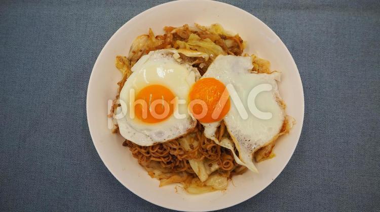 ソース焼きそば（目玉焼きのせ）・手料理 ソース焼きそば,焼きそば,麺料理の写真素材