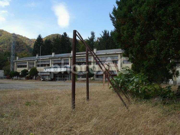 秋空と廃校「冬部小中学校」岩手県 秋空,冬部小中学校,廃校の写真素材
