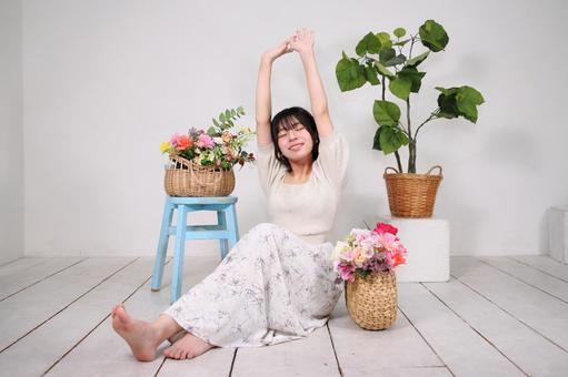 背伸びしてリラックスする女性 背伸びしてリラックスする女性 女性,若い,20代の写真素材