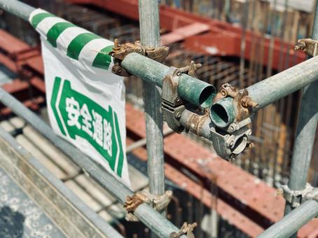 建設現場の足場と安全通路表示 建設現場の足場と安全通路表示 鉄筋,配管,建設現場の写真素材