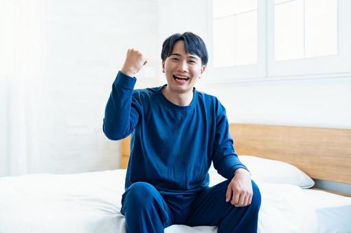 パジャマ姿でガッツポーズをする男性 パジャマ姿でガッツポーズをする男性 快眠,すっきり,がんばるの写真素材