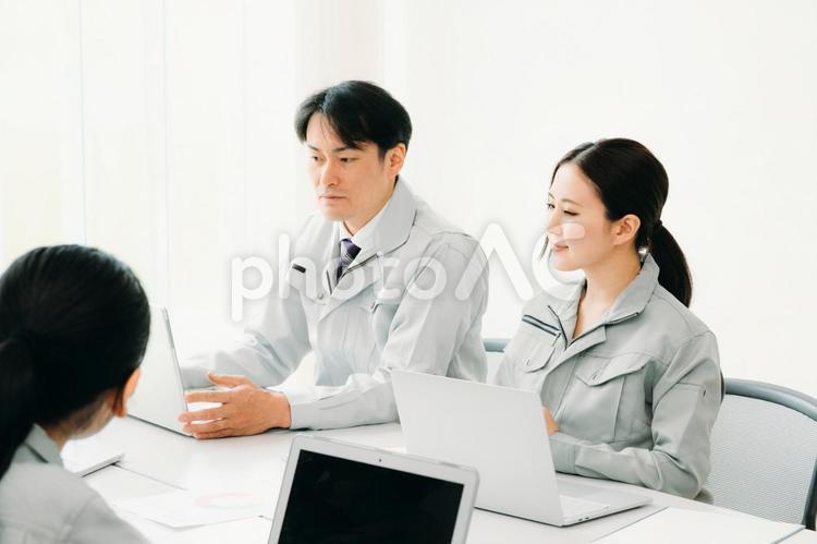 会議をする作業着をきた会社員 作業服,ビジネス,会議の写真素材