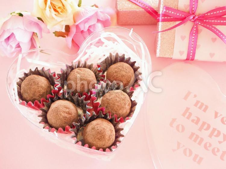 バレンタインチョコとギフトボックス バレンタイン,バレンタインチョコ,チョコレートの写真素材