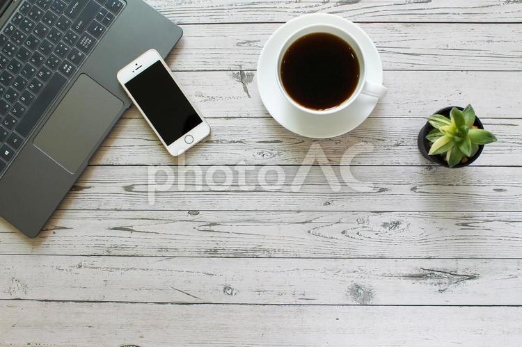 ノートパソコンとコーヒーカップとスマホ 背景,フリーランス,ビジネスの写真素材