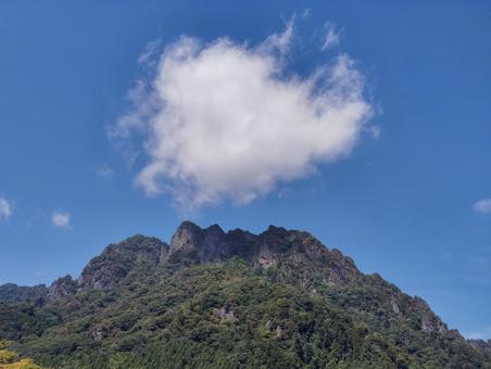 妙義山と白い雲が浮かぶ青い空(横) 妙義山と白い雲が浮かぶ青い空(横)の写真