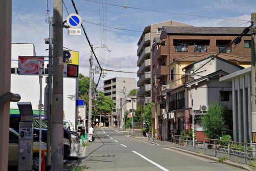 大阪都心近くの住宅街風景 大阪都心近くの住宅街風景 町角,道路,隘路の写真素材