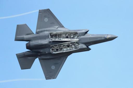 ウェポンベイを開いて旋回中のF-35A ウェポンベイを開いて旋回中のF-35A 軍用機,戦闘機,ステルスの写真素材