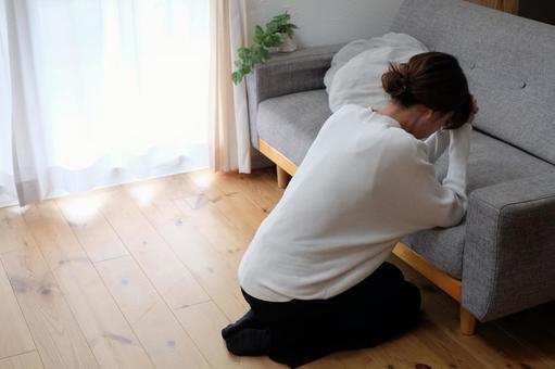 悩む40代女性 女性,ショック,悩むの写真素材