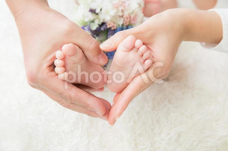夫婦の手と赤ちゃんの足 赤ちゃん,ハート,足の写真素材