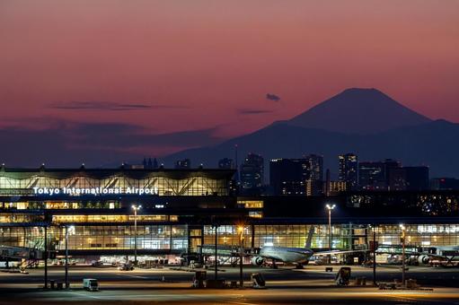 夕暮れの羽田空港と富士山の絶景 夕暮れの羽田空港と富士山の絶景 空港,富士山,東京の写真素材