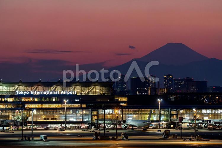 夕暮れの羽田空港と富士山の絶景 空港,富士山,東京の写真素材
