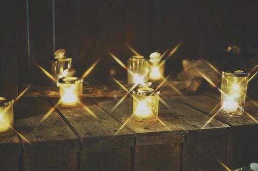 木の温もりとキャンドルの優しい灯り キャンドル,キャンドルナイト,ろうそくの写真素材