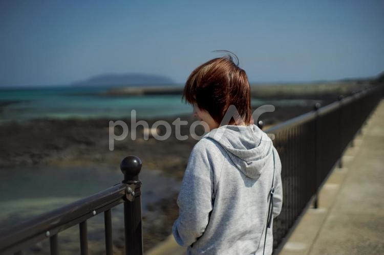 R＜人物＞春の海辺を孤独に散歩する女性 女性,青空,海の写真素材