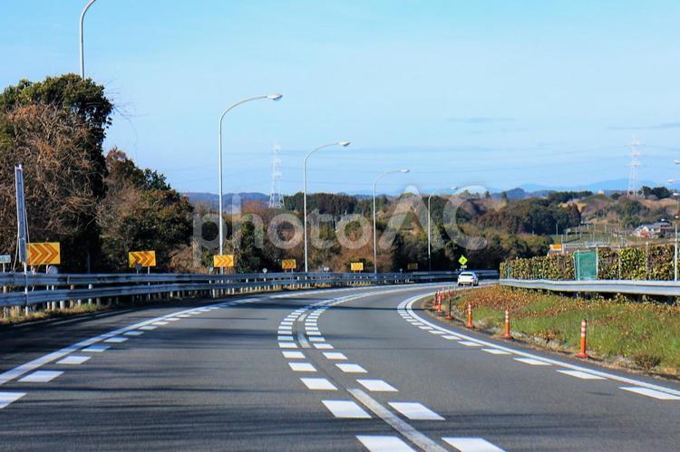 カーブが長く続く東名高速道路 カーブ,道路,高速道路の写真素材
