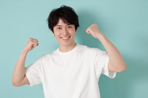 白Tシャツを着た元気な男性 白Tシャツを着た元気な男性の写真