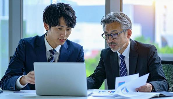 データと資料を確認するビジネスマンの写真