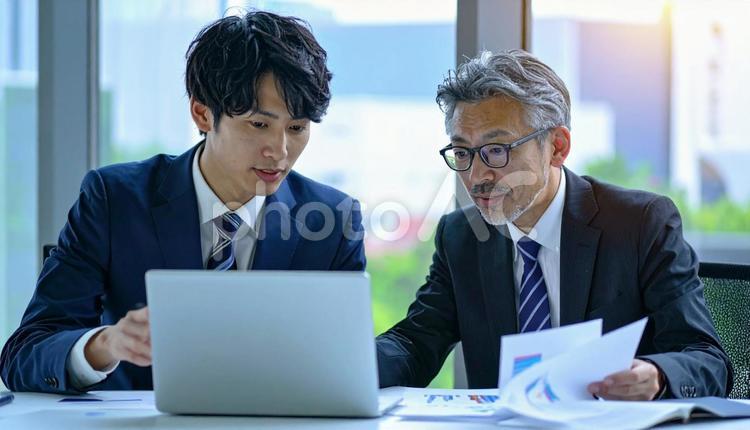 データと資料を確認するビジネスマン ビジネスマン,男性,上司の写真素材