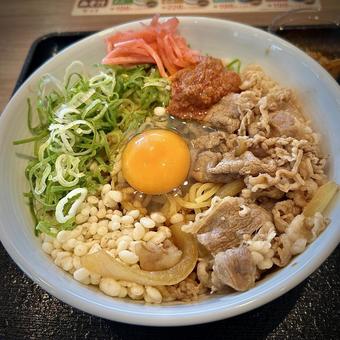 牛玉スタミナまぜそば 牛玉スタミナまぜそば ランチ,牛肉,卵の写真素材