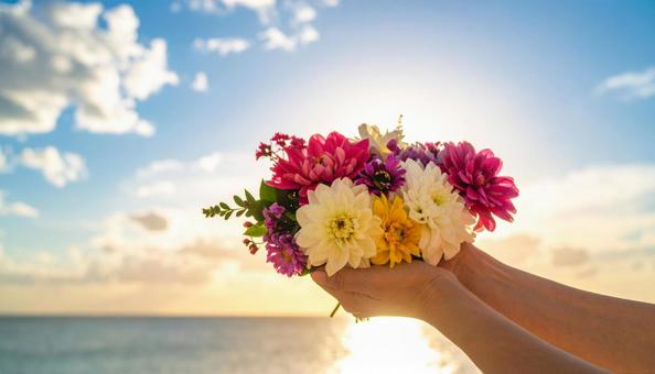 さわやかな空と手に抱えた花 さわやかな空と手に抱えた花の写真