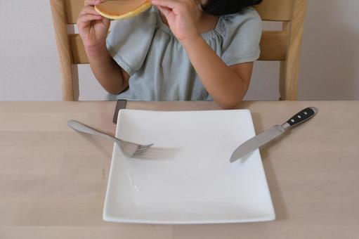 ホットケーキを手づかみで食べている子ども ホットケーキを手づかみで食べている子ども 子ども,ホットケーキ,ご飯の写真素材