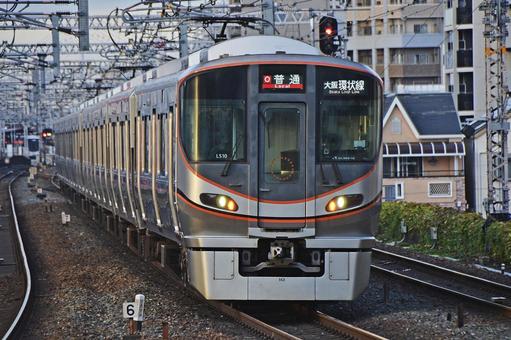 電車　３２３系　大阪環状線 乗合,旅客,のりものの写真素材