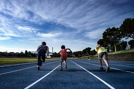 <Material> Parents and children running sprints together at dusk, JPG
