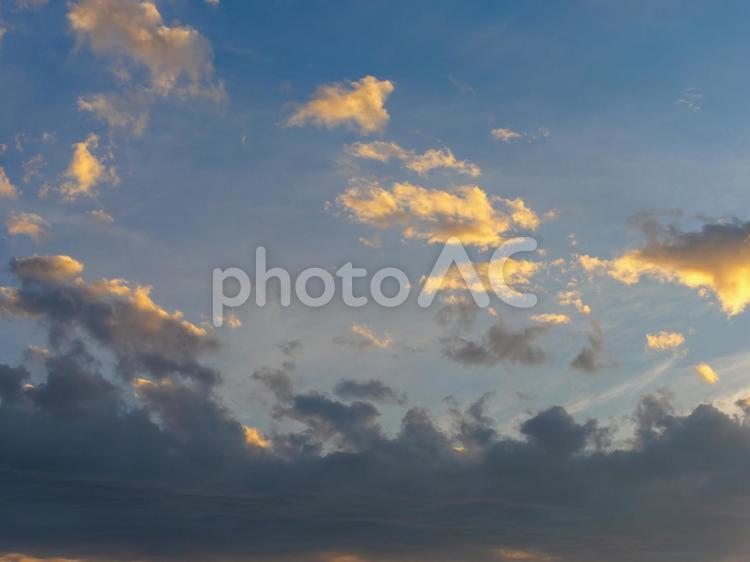 早朝の空と雲の背景素材 朝焼け,空,雲の写真素材