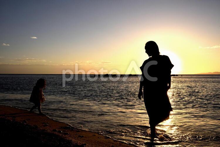 夕暮れの海で 日暮れ,浜,海の写真素材