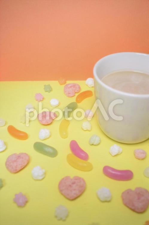 カフェラテとお菓子達　縦黄オレンジ色 お菓子,コーヒー,カフェラテの写真素材