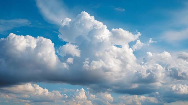 澄み切った青空に広がる、雲のパノラマ 澄み切った青空に広がる、雲のパノラマの写真