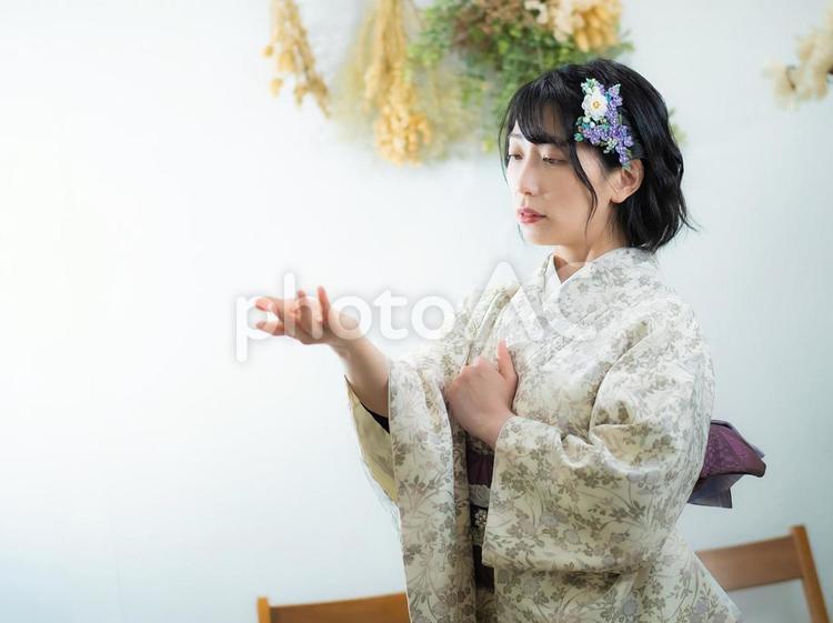 10：洋風な花柄小紋（着物）を着る女性 女性,日本人,人物の写真素材