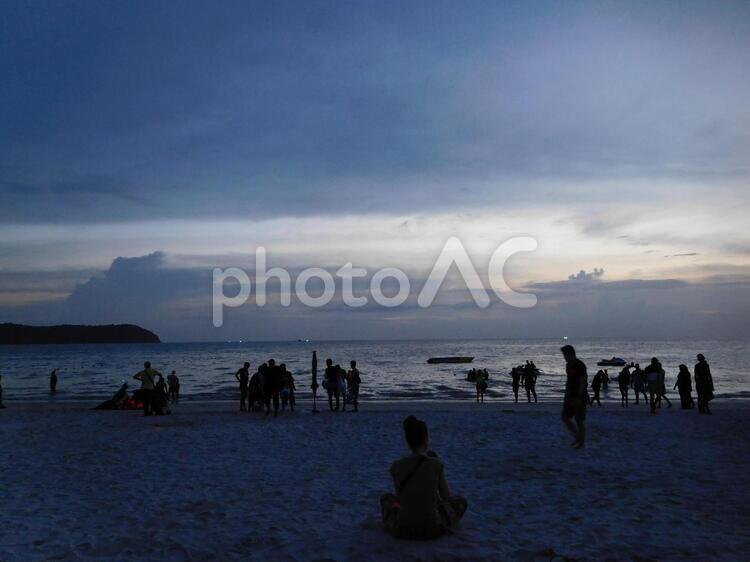 夕暮れ時のビーチ たそがれ,バカンス,ビーチの写真素材